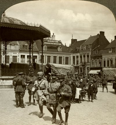 Sir James Willcocks avec le général Nanten, place du marché, Merville, France, Première Guerre mondiale, 1914-1915 - Realistic Travels Publishers
