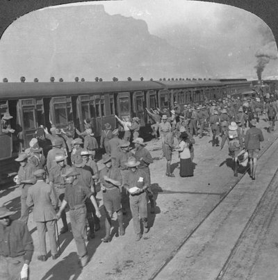 Soldats des Wiltshire Rifles embarquant dans un train, Le Cap, Afrique du Sud, Première Guerre mondiale, vers 1915 - Realistic Travels Publishers