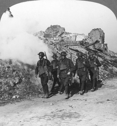 Troupes passant devant les ruines de Monchy en route vers la ligne de front, France, Première Guerre mondiale, c1914-c1918 - Realistic Travels Publishers