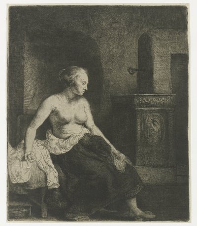 Femme assise à moitié habillée près d