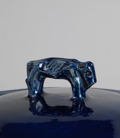 Soupière couverte émaillée bleue avec poignée en forme de bison ou de lion chinois, c.1915 (faïence émaillée cobalt, moulée) - Roger Eliot Fry