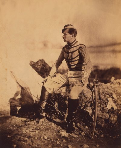 Capitaine Thomas, aide de camp du général Pierre Bosquet, portrait en pied en uniforme avec épée, Guerre de Crimée, Crimée, Ukraine - Roger Fenton