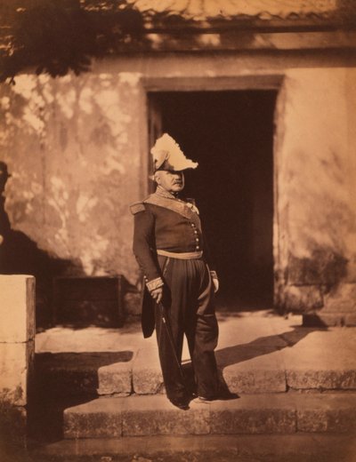 Maréchal français Pélissier, portrait en pied en uniforme et chapeau, devant un bâtiment, guerre de Crimée, Crimée, Ukraine - Roger Fenton