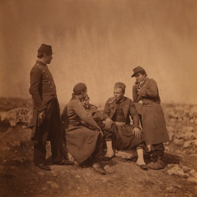 Deux soldats français debout à côté de trois soldats zouaves assis et fumant, Guerre de Crimée, Crimée, Ukraine - Roger Fenton