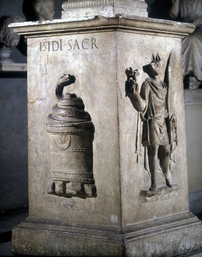 Autel dédié à Isis. À gauche : pierre mystique avec serpent et à droite : Anubis-Hermès. Les mots « Iside Sacr » sont gravés sur le serpent. 2ème siècle. Musei Capitolini, Rome. - Roman