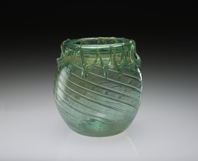 Bocal en verre soufflé avec traînées fonctionnelles et décoratives, 301-400 après J.-C. - Roman