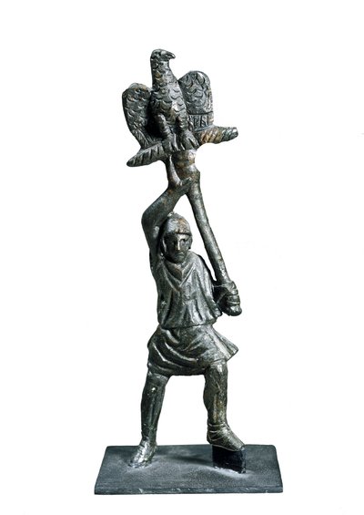 Statuette en bronze représentant un porte-étendard, d