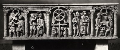 Sarcophage chrétien décoré de scènes de la Passion du Christ, y compris l