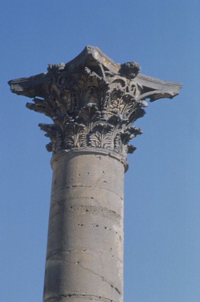 Colonne avec un chapiteau corinthien du nymphée, romain, IIe siècle - Roman
