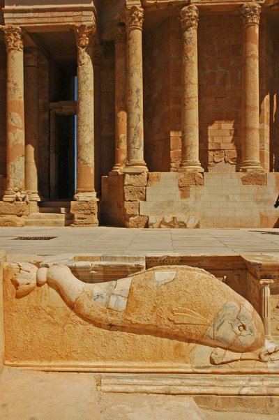 Sculpture de dauphin devant la scène, Sabratha, Libye, vers 190 après J.-C. - Roman