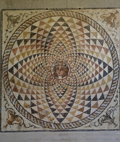 Mosaïque géométrique avec Dionysos au centre découverte dans une villa romaine à Corinthe, Grèce, civilisation romaine, seconde moitié du IIe-début du IIIe siècle après J.-C. - Roman