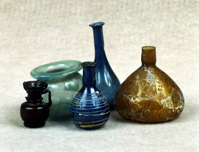 Bouteilles et flacons en verre contenant des parfums, baumes et onguents. Période romaine. 1er siècle après JC. - Roman