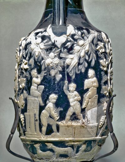 Petite amphore appelée vase bleu montrant Éros faisant la vendange - Roman