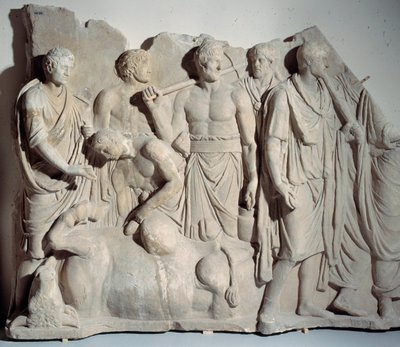 Relief en marbre du Forum de Trajan : scène de haruspice (devin étrusque) consultant les entrailles d
