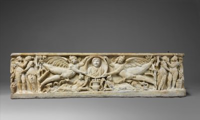 Sarcophage en marbre avec érotes volants tenant un portrait en clipeus, vers 190-200 après J.-C. - Roman