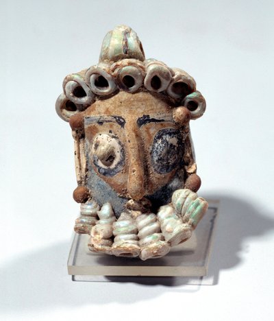 Antiquité orientale : amulette en forme de tête masculine trouvée dans une tombe à Carthage. Période punique, terre vernissée. 400-300 av. J.-C. Paris, Musée du Louvre - Roman