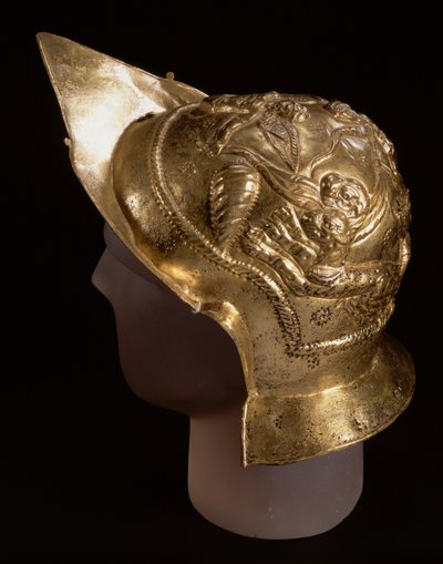Casque de parade, représentant des cupidons dans une course de chars, du site romain de Newstead, Melrose, fin du 1er siècle AD - Roman