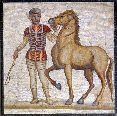 Représentation des quatre factions du cirque romain : la rouge (factio russata). Les factions étaient des clubs engagés dans des compétitions de cirque dans le Haut Empire (1er siècle après J.-C.) et caractérisées par une couleur. Mosaïque, Rome Museo nazi - Roman