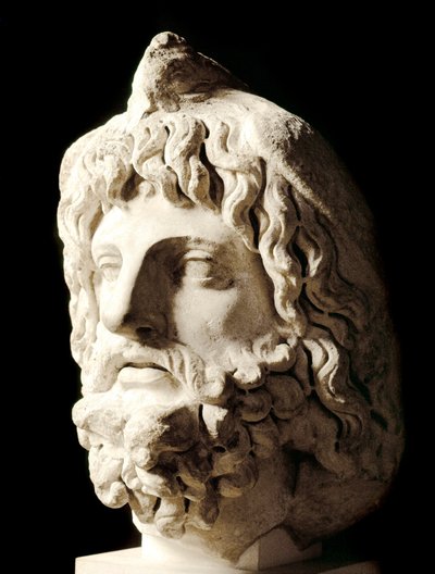 Art romain : tête barbue couverte par un oiseau mort de Sarapis ou Sérapis, dieu gréco-égyptien de la Mort - Roman