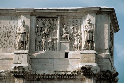 Art romain : bas-relief en marbre représentant la distribution de subsides au peuple (à gauche) et la reddition d