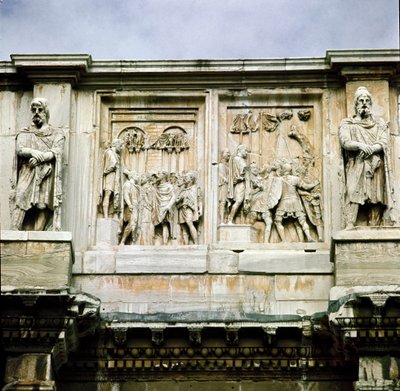 Art romain : bas-relief en marbre représentant la distribution de subsides au peuple et la reddition d