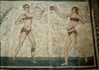 Art romain : jeunes femmes jouant à la balle. Jeunes Romains pratiquant des exercices physiques. Ils portent un pagne autour des reins et un strophium - Roman