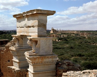 Vue des colonnes de la basilique, 2e siècle après J.-C. - Roman