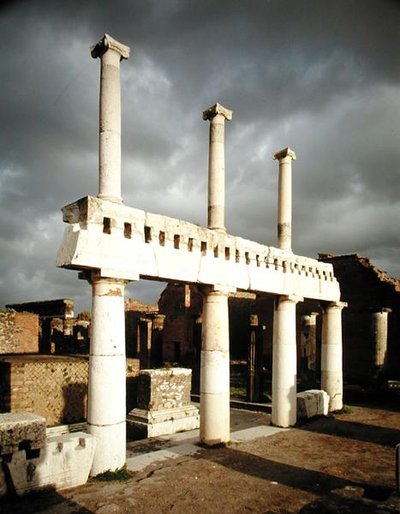 Vue du portique du Forum - Roman