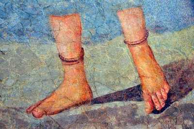 Jambes de femme portant des bracelets de cheville, fin 2e - début 3e siècle (fresque) - Roman