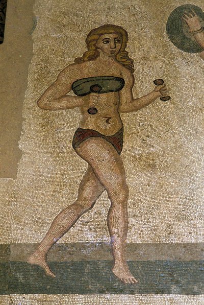 Jeunes Romains pratiquant des exercices physiques. Ils portent un pagne autour des reins et un strophium (ancêtre du soutien-gorge) sur la poitrine. Une ceinture autour des reins. Mosaïque romaine du IIIe - IVe siècle de la Villa del Casale, Piazza Armerin - Roman