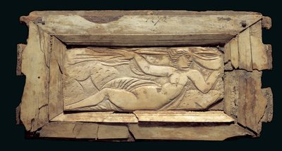 Plaque encadrée avec une figure féminine, d