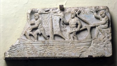 Couvercle de sarcophage avec une représentation symbolique d