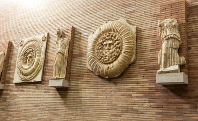 Plaques sur le mur dans le hall principal - Roman Roman