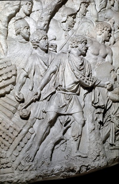 Art romain : « Guerriers daces utilisant un lance-pierre pendant la première guerre en Dacie » Moulage de 1862 reproduisant les bas-reliefs de la colonne de Trajan à Rome construite sous le règne de l