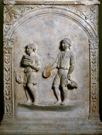 Art romain : autel funéraire représentant deux serviteurs portant des objets pour le sacrifice. Bas-relief. Rome, Museo Nazionale Romano - Roman Roman
