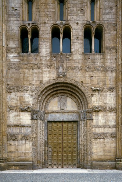 Détail de la façade avec le portail de la Basilique - Romanesque