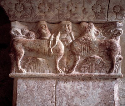 Scène de chasse, chapiteau sculpté dans la tribune du Prieuré - Romanesque