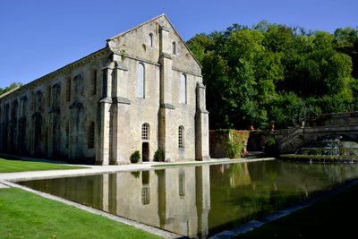 Architecture romane : vue extérieure de la forge de l