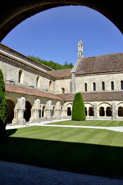 Architecture romane : vue du cloître et des bâtiments de l
