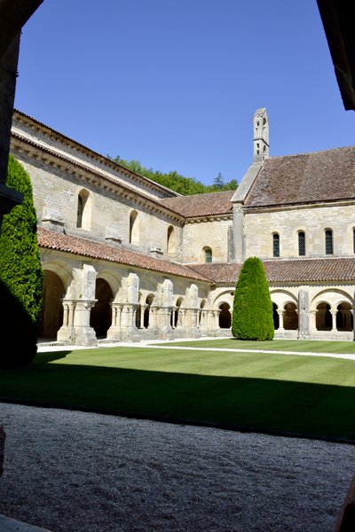 Architecture romane : vue du cloître et des bâtiments de l