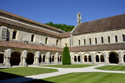 Architecture romane : vue du cloître et des bâtiments de l