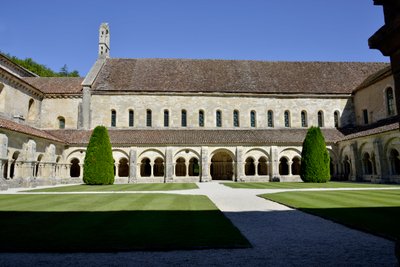 Architecture romane : vue du cloître et des bâtiments de l