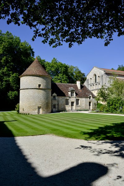 Architecture romane : vue du pigeonnier et du chenil de l