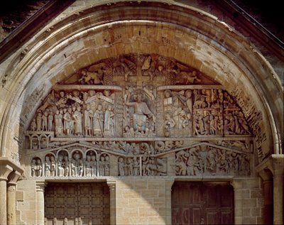 Art roman : tympan sculpté représentant le jugement dernier, à droite du Christ le paradis, à gauche, le chaos de l