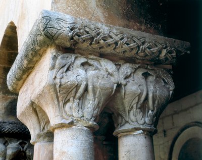 Art roman : chapiteaux du cloître décorés d