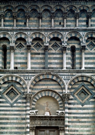 Art roman : détail de la façade polychrome - Romanesque
