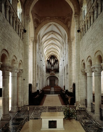 Art roman : vue intérieure de la basilique de Saint-Benoît-sur-Loire (Loiret) construite entre le 11ème et le 13ème siècle - Romanesque