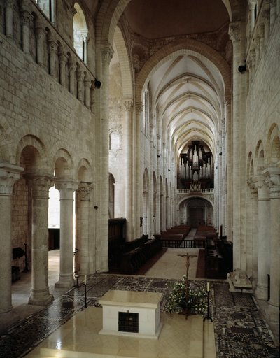 Art roman: vue intérieure de la basilique de Saint-Benoît-sur-Loire (Loiret) - Romanesque