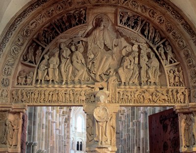 Tympan du Basilique de Vézelay représentant le Christ en majesté (Jésus-Christ en gloire est représenté à l