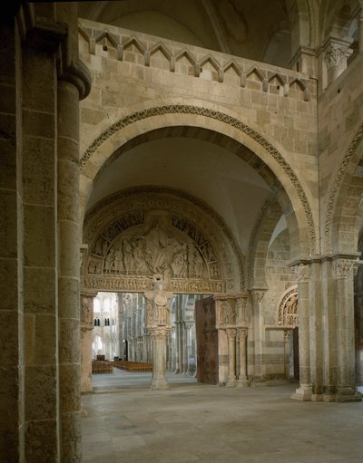 Vue du narthex et du tympan central représentant la mission des apôtres. Basilique Sainte-Marie-Madeleine, Vézelay, Yonne - Romanesque